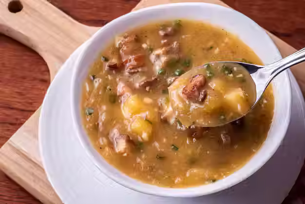 🥘 Caldo de Costela com Mandioca – Receita Cremosa e Perfeita para Dias Frios