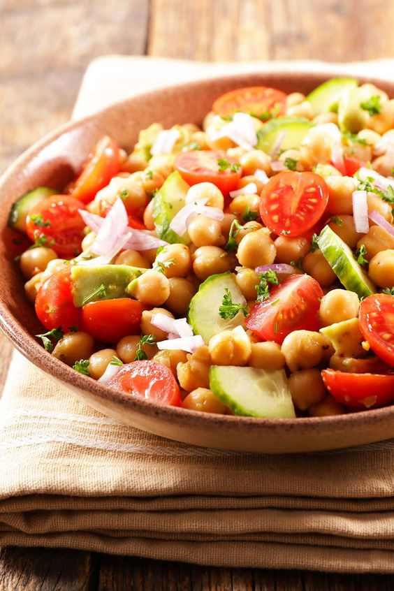 salada de grao de bico com tomate
