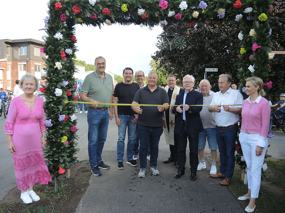 Segnung und offizielle Freigabe des neuen Radweges in Rechterfeld-Bloge: (v. l.): Annelies Muhle, Claus Meyer, Rainer Dasenbrock, Wilfried Gildehaus, Torsten Iven (beide Firma. Wragge), Pfarrer Hermann Josef Lücker, Erich Wesjohann, Richard Muhle, Bürgermeister Gerd Meyer und Anne Wesjohann. Foto: Koopmeiners
