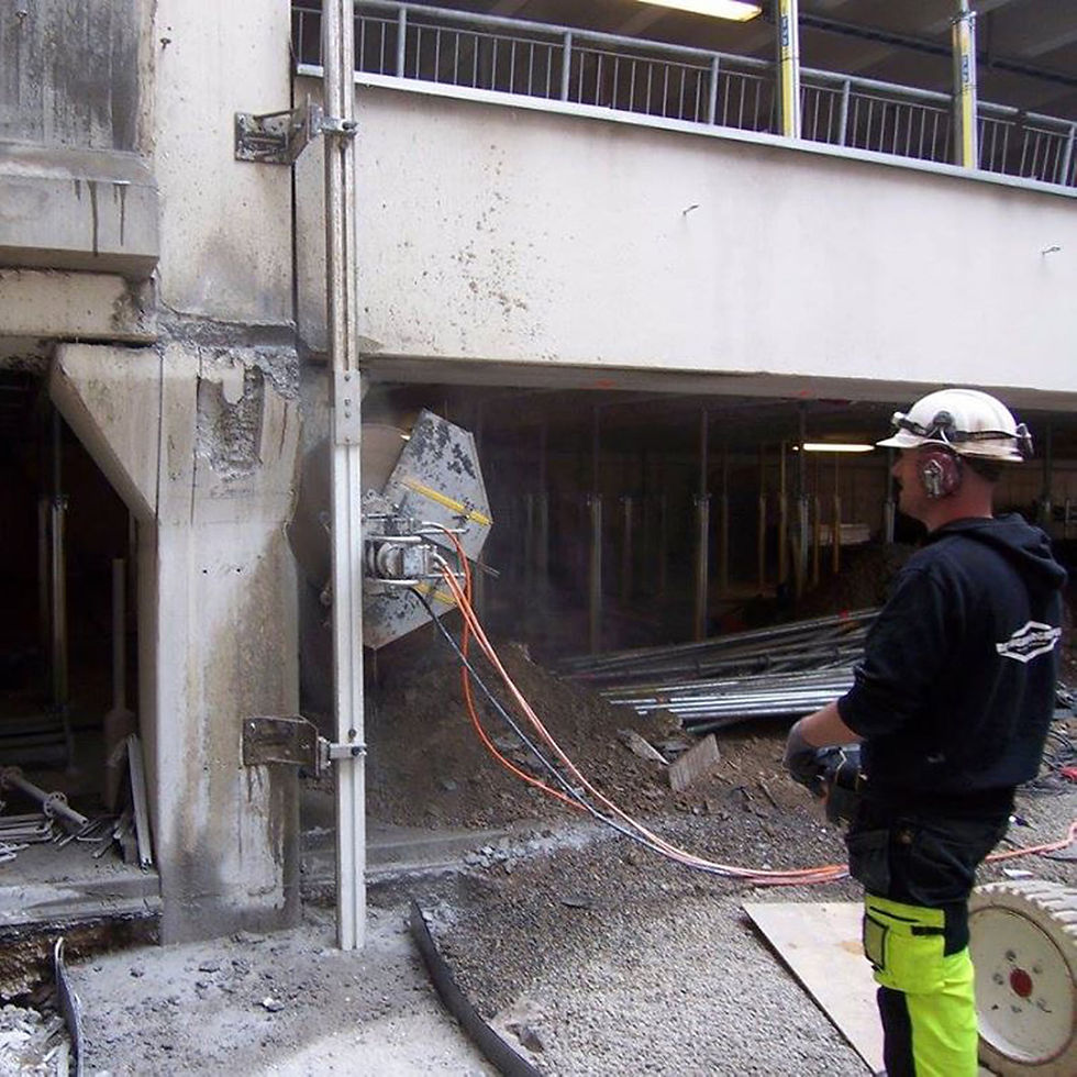 Thumbnail: Tractive Pentruder Wall Saw at work