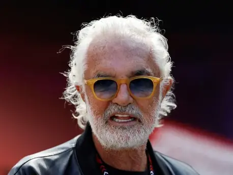 Flavio Briatore reassume a posição de chefe de equipe da Alpine após saída de Oliver Oakes.