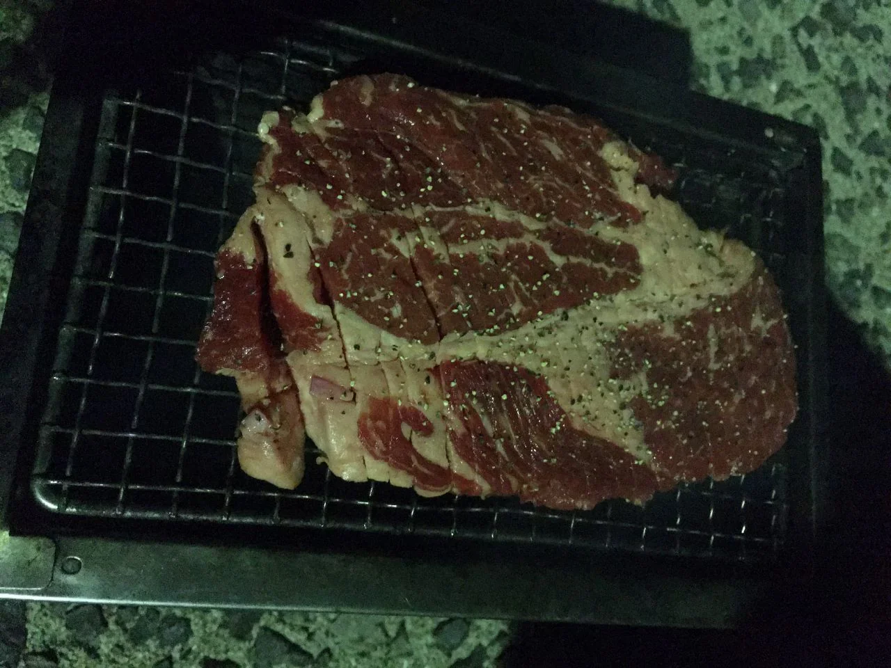 五島キャンプで肉を焼く