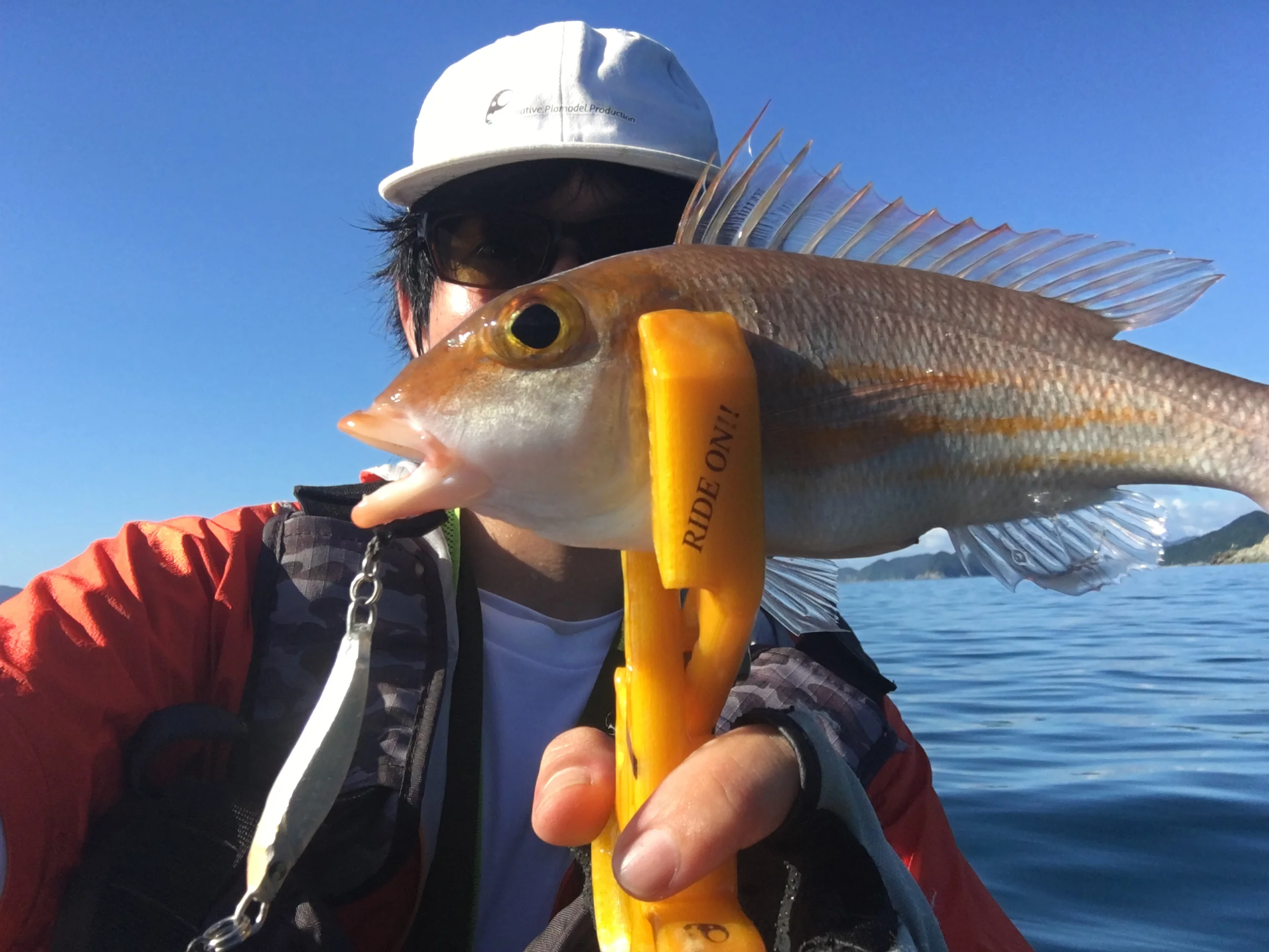 カヤックフィッシングで魚釣りの画像