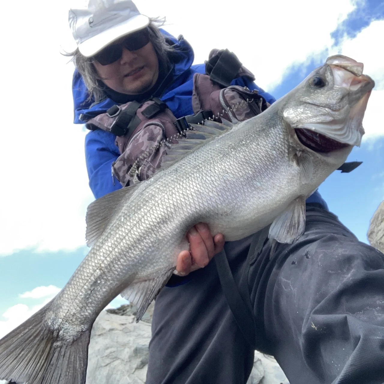 良型のヒラスズキと山下勇磨