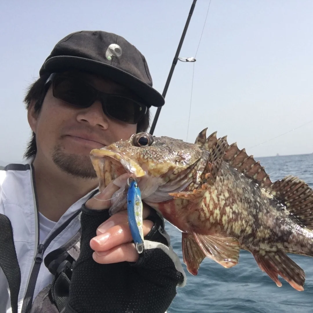 オフショアでメタルジグで魚を釣る