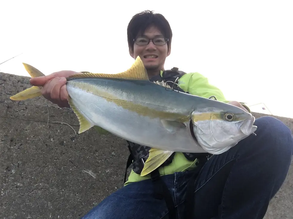 ヒラマサを持っている釣り人