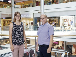 Mehr als ein Augenblick Stille im Shoppingcenter