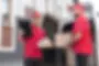 vista-frontal-do-entregador-com-pacotes-lalamove-como-funciona-1024x683.webp