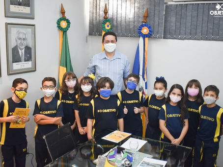 Alunos do Colégio Objetivo Juazeiro se reúnem com Prefeito de JN para aula sobre políticas públicas