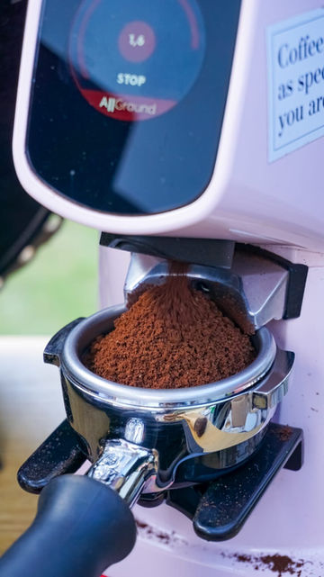 Kaffee wird gemahlen