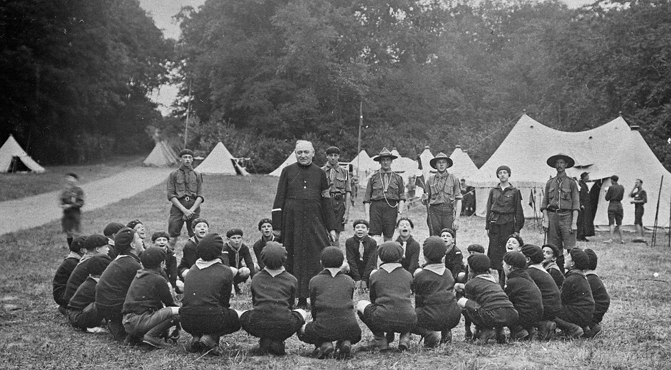 Le Vieux-Loup au milieu du Grand Hurlement des petits loups en 1930