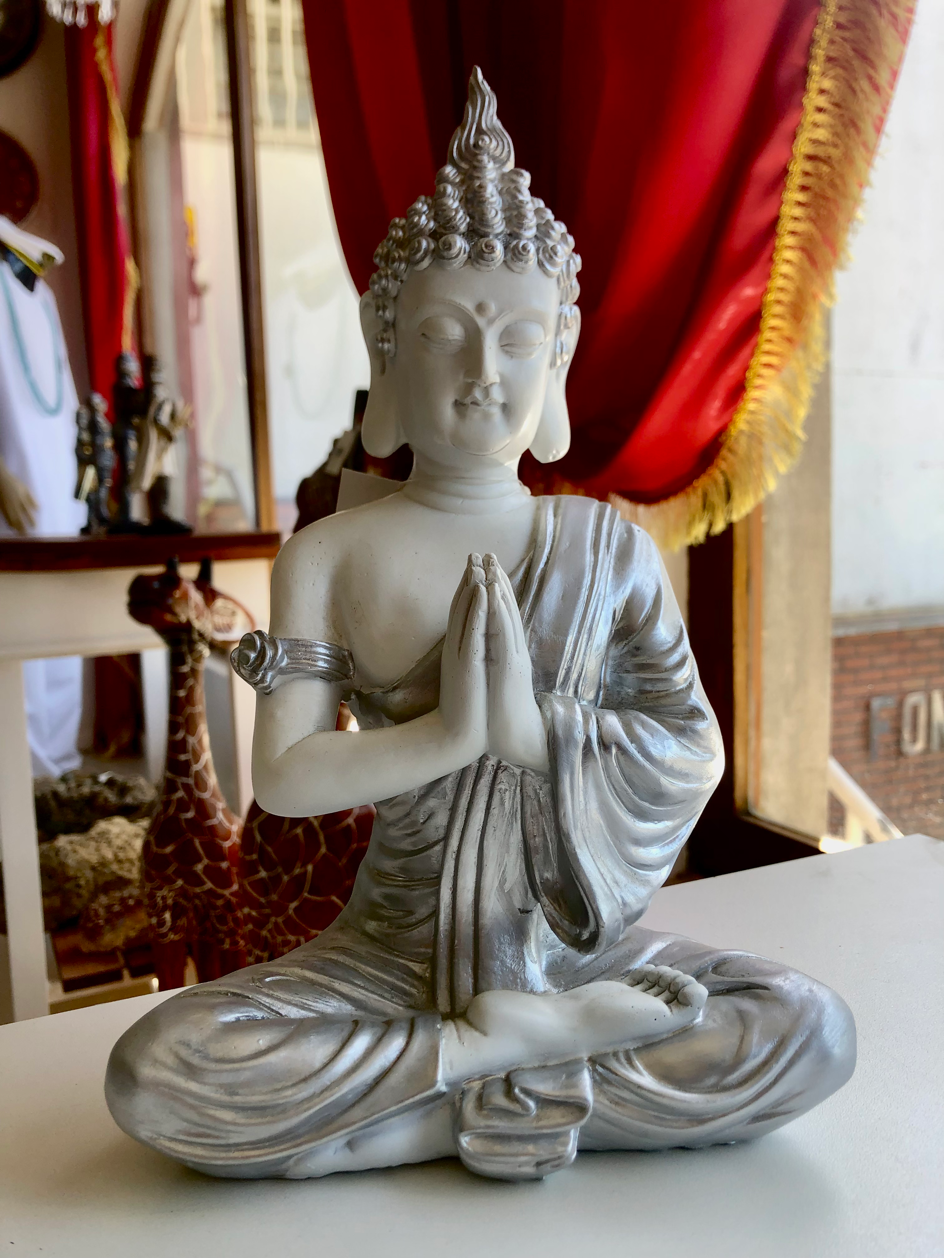 Estátua Buda Tibetano Orando – Gesso Branco (18 x 28 cm)