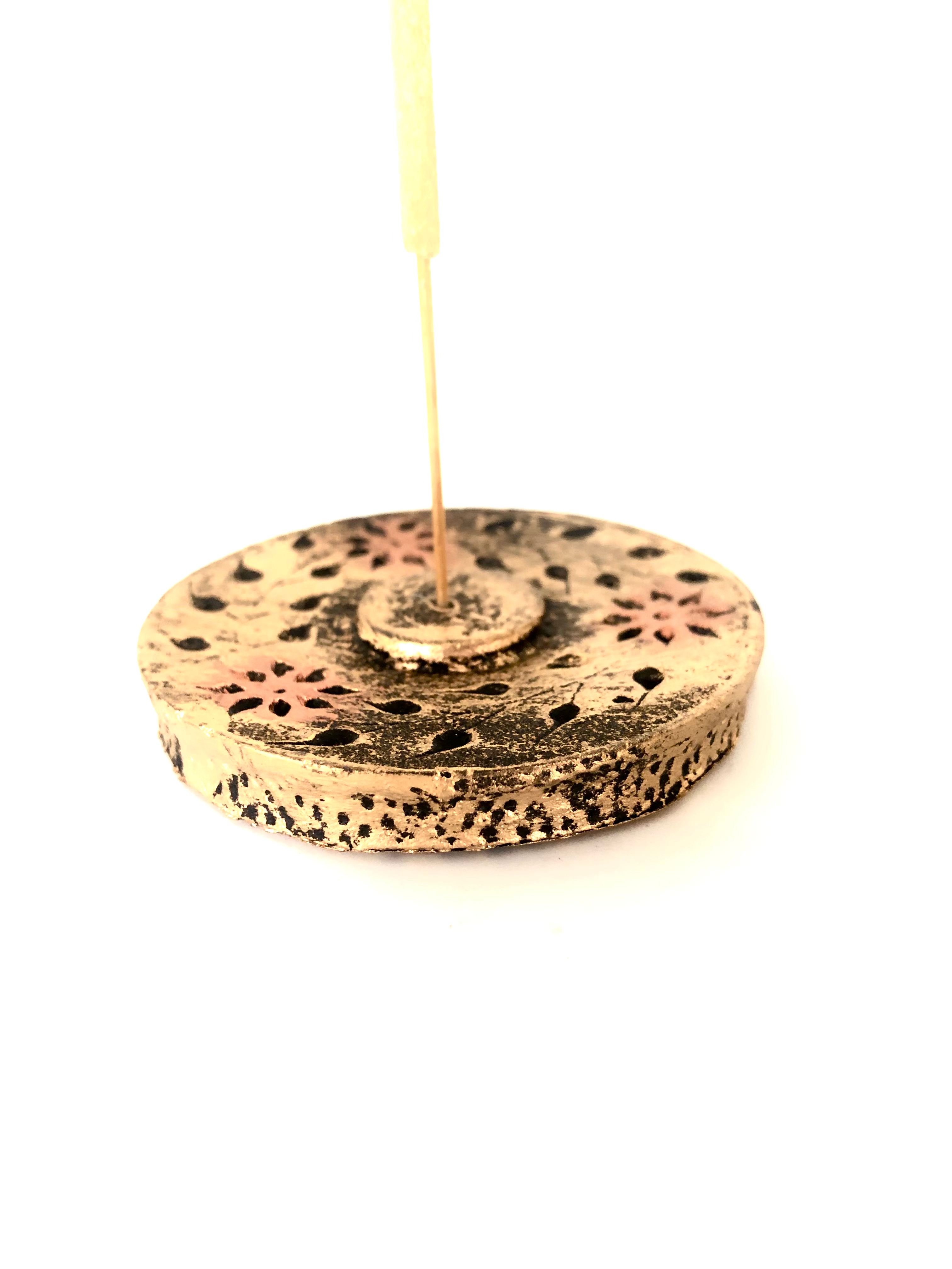 Incensário de Resina com Detalhes Florais