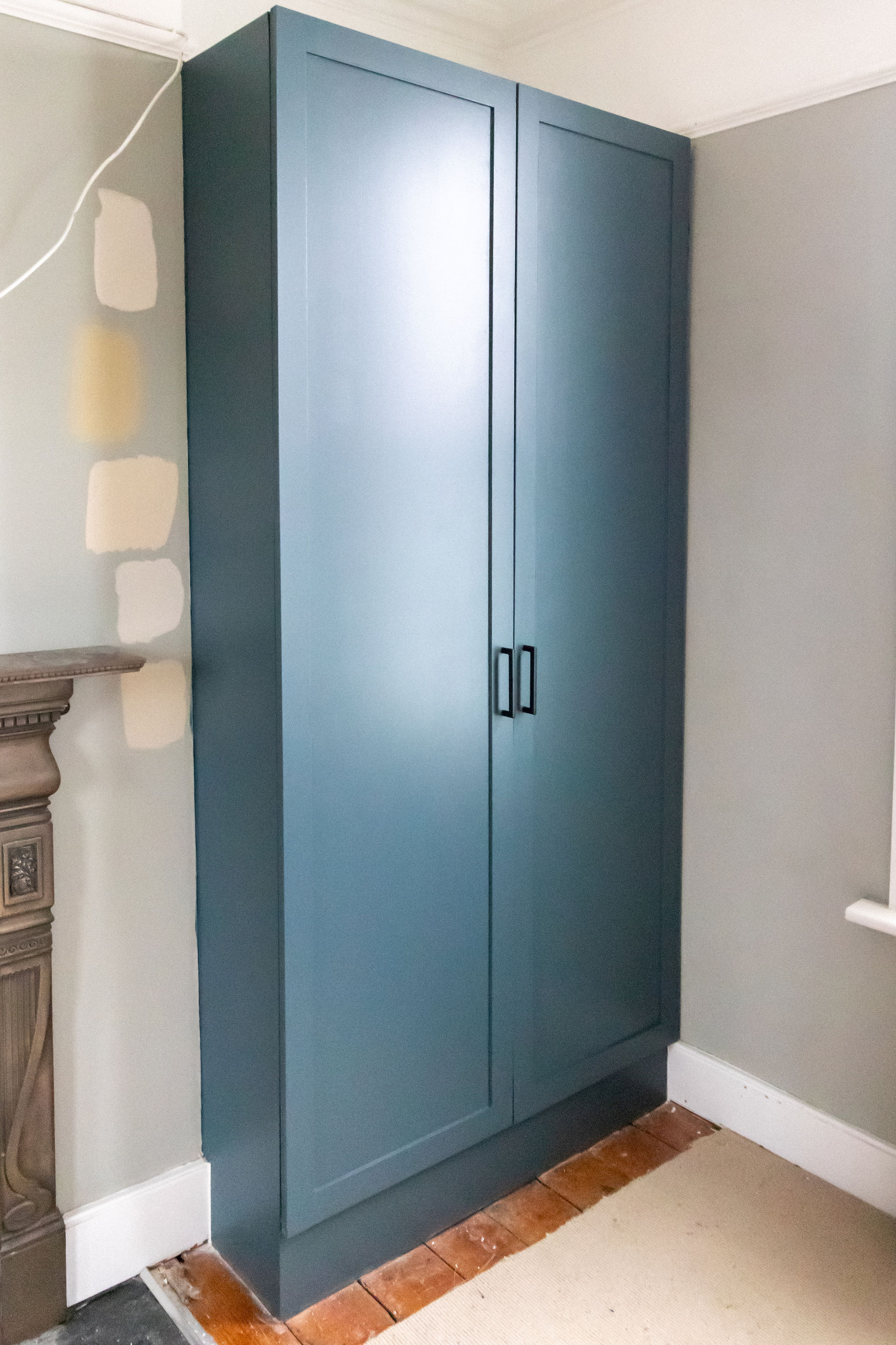 Shaker doors fitted wardrobe hand painted in navy blue