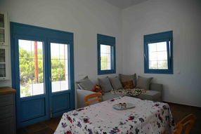 Essbereich und Sofaecke der Plimmiri Villas.