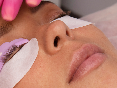 Le Rehaussement et la Teinture des Cils : Une Technique Sublimante