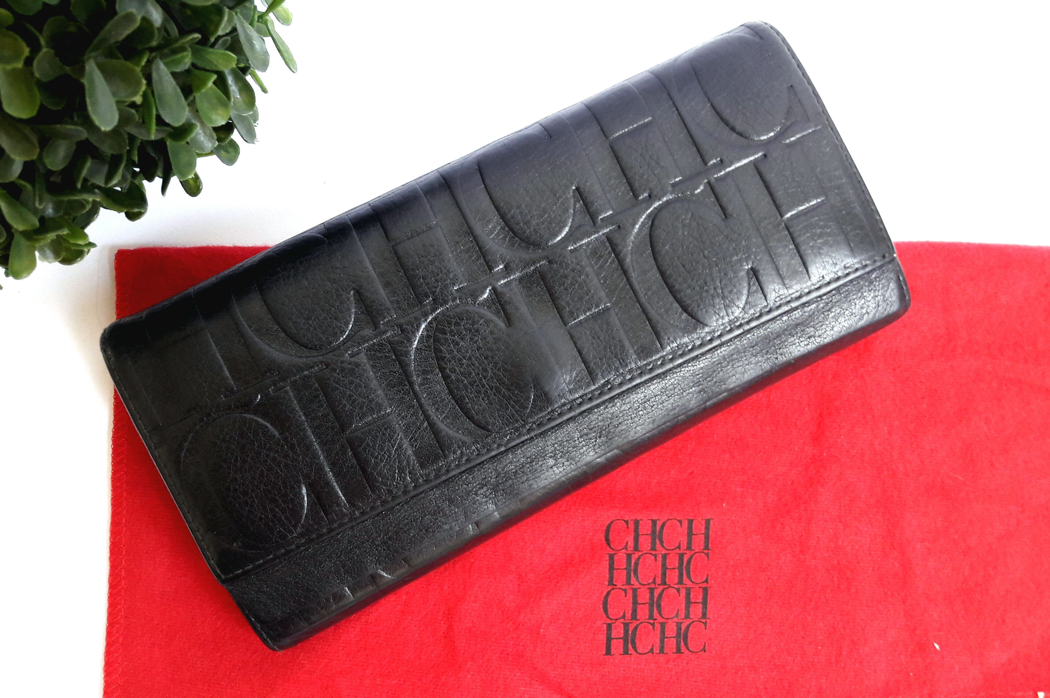 Cartera Carolina Herrera en cuero negro con logo CH