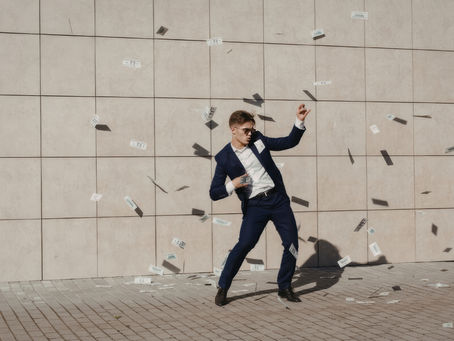 ein Mann mit Geld auf der Straße