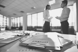 Emery & Luz trabalhando nos contratos de clientes.