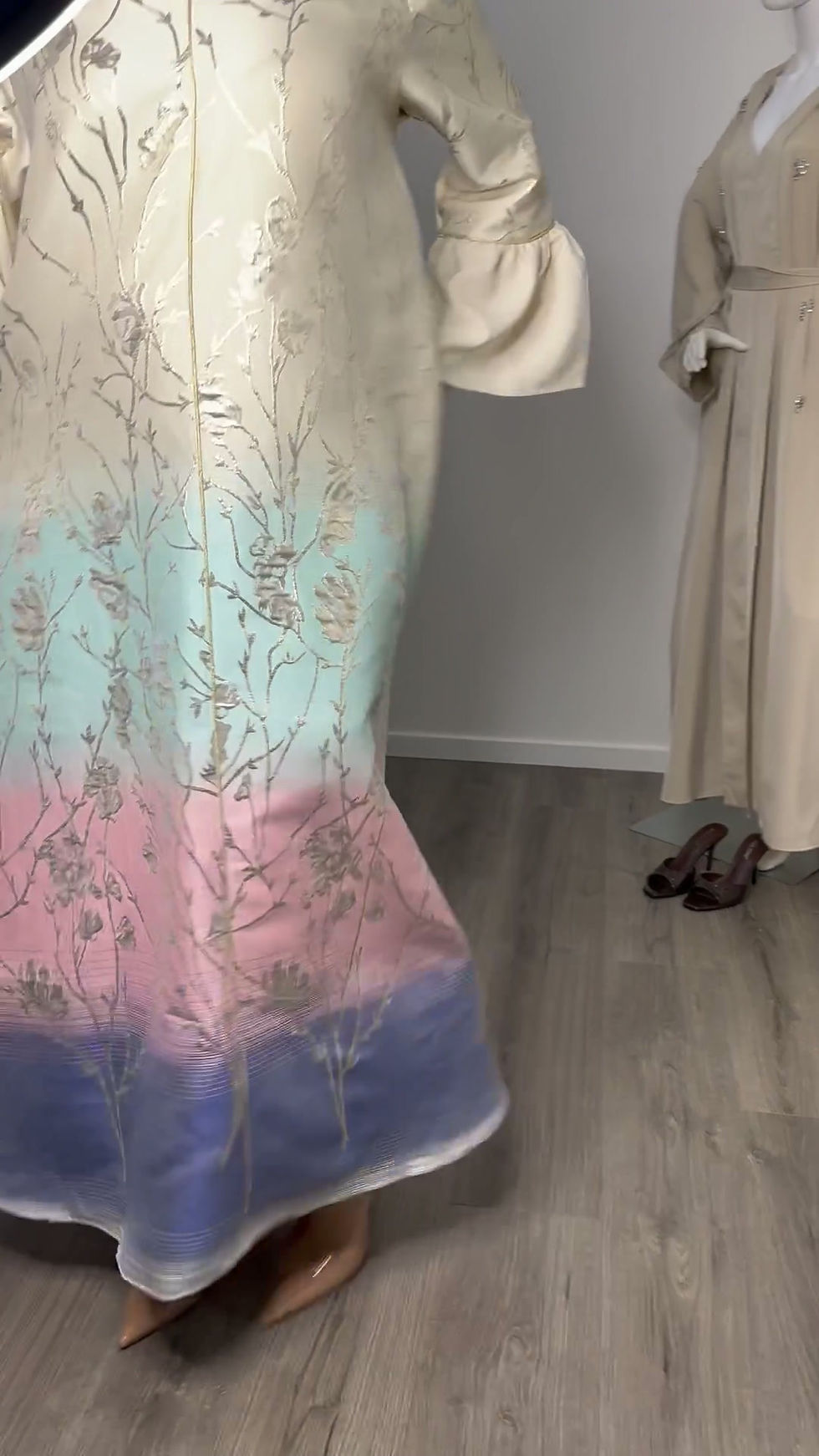Miniature : video robe mastour chic ivoire brodee fleurs