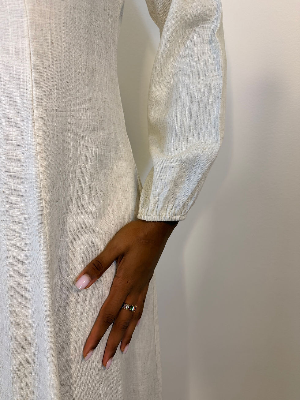Détail manche resserrée au poignet robe longue en lin blanc cassé — finition douce et élégante