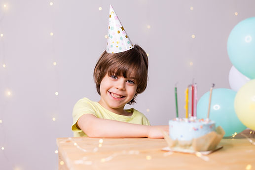 lindo-cumpleanero-en-pastel-de-sombrero-con-velas-globos-feliz-cumpleanos.jpg