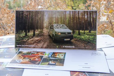 Líbí se vám naše dodávka a chtěli byste někomu darovat zážitek?
Zažít dobrodružství a okusit, jaké to je usínat tam, kde se vám zrovna nejvíc líbí? Pozorovat východ i západ slunce přímo z postele a vychutnávat si kávu uprostřed lesa třeba se srnkami.
Tohle všechno můžete zažít v naší dodávce.
Obytné auto, karavan, caravan, obytňák, dodávka