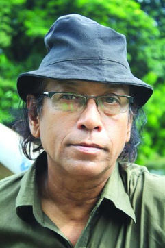 নীরবে নিভৃতে থাকা একজন কিংবদন্তী লাকী আখন্দ এর গল্প -
