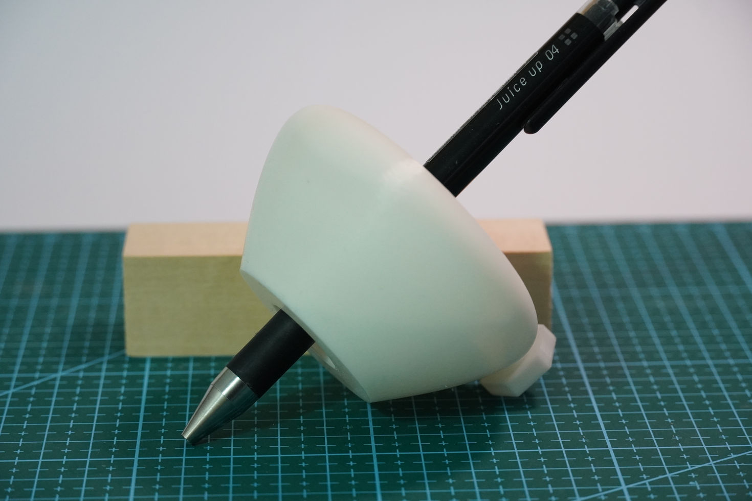 דוגמה לשימוש בעזר לכתיבה עם אחיזת טפרים