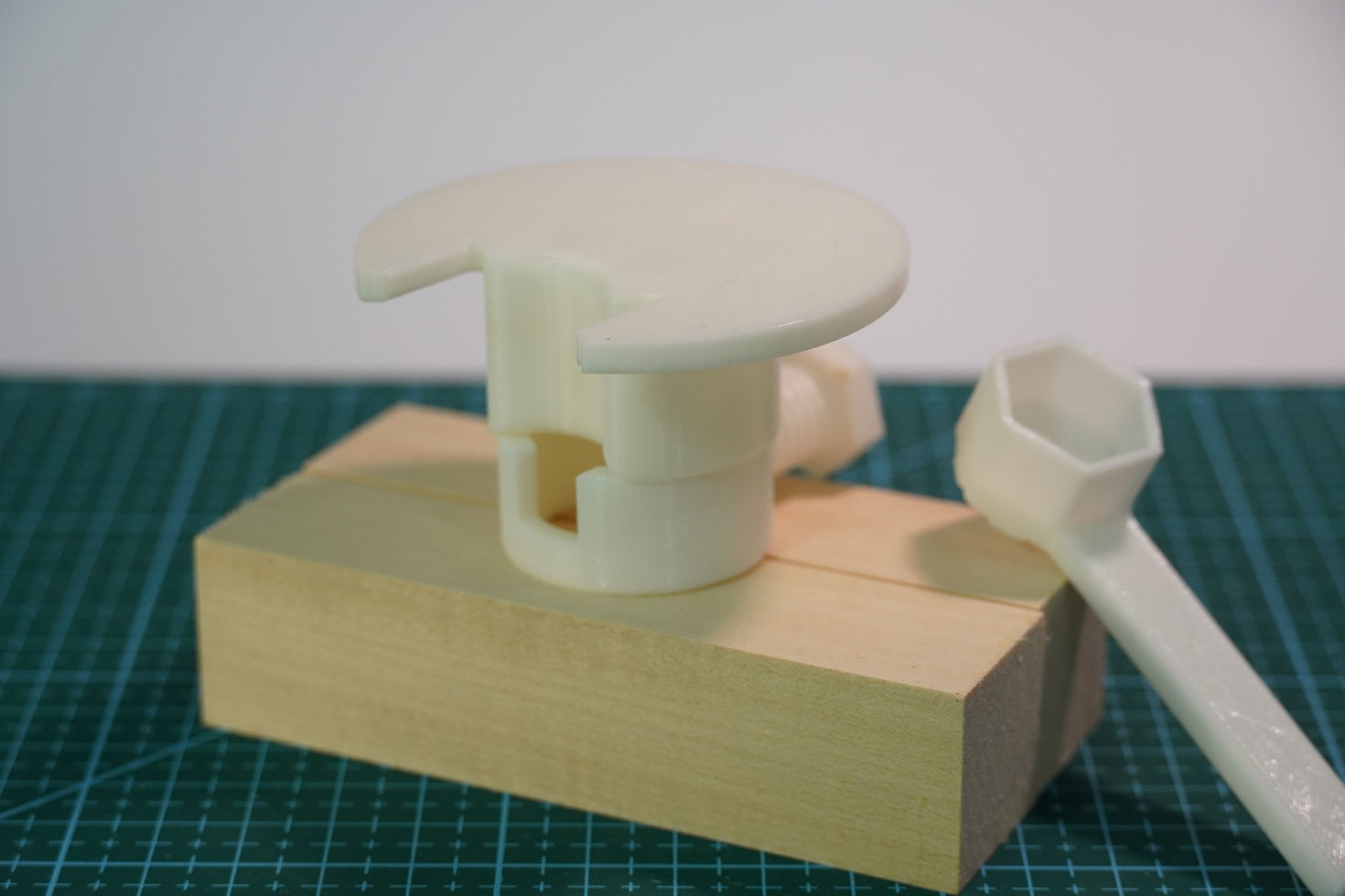 מבט חזית של עזר לשימוש קל בבקבוקי ספריי