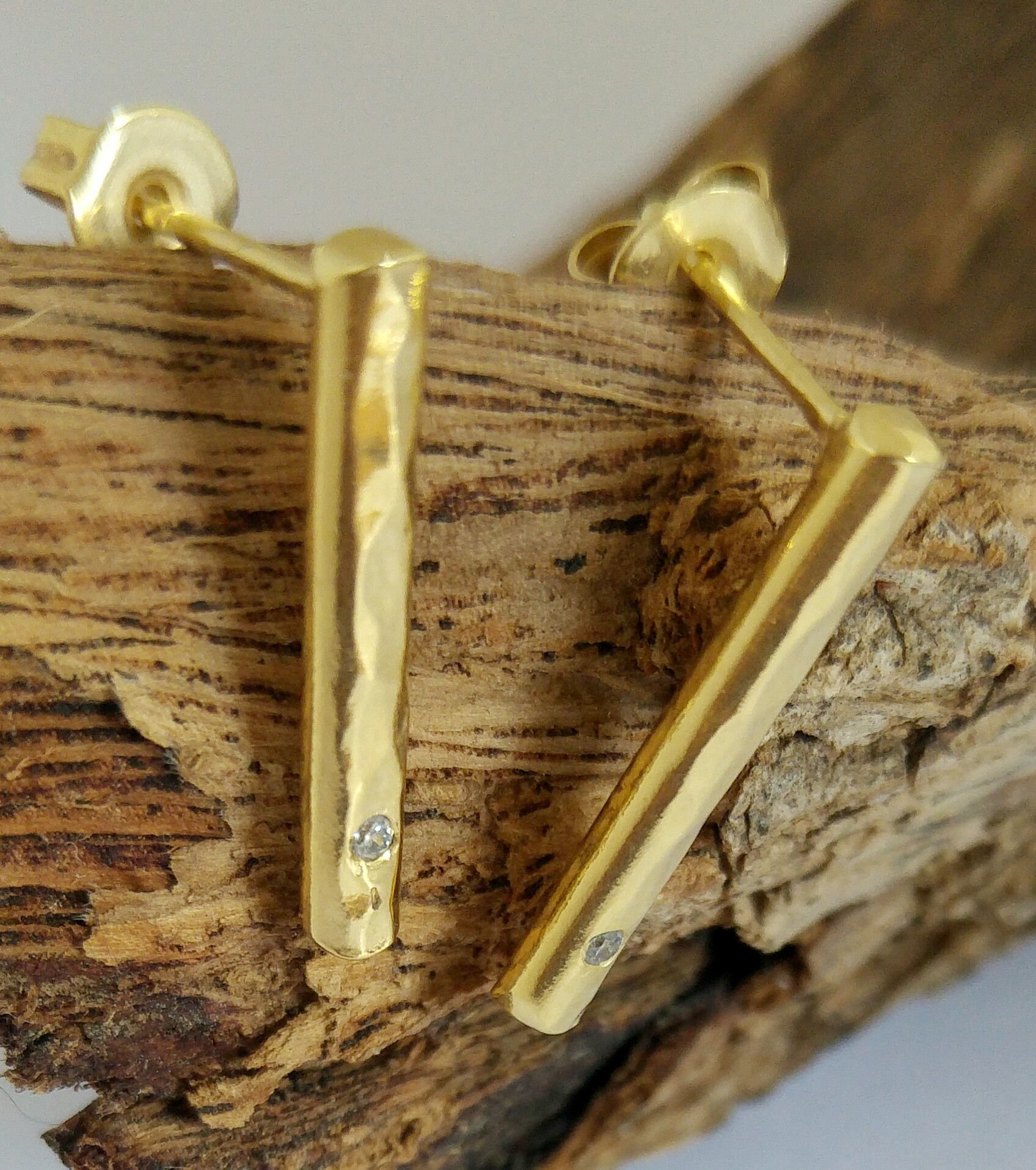 עגילי קו זהב עם שיבוץ זירקון