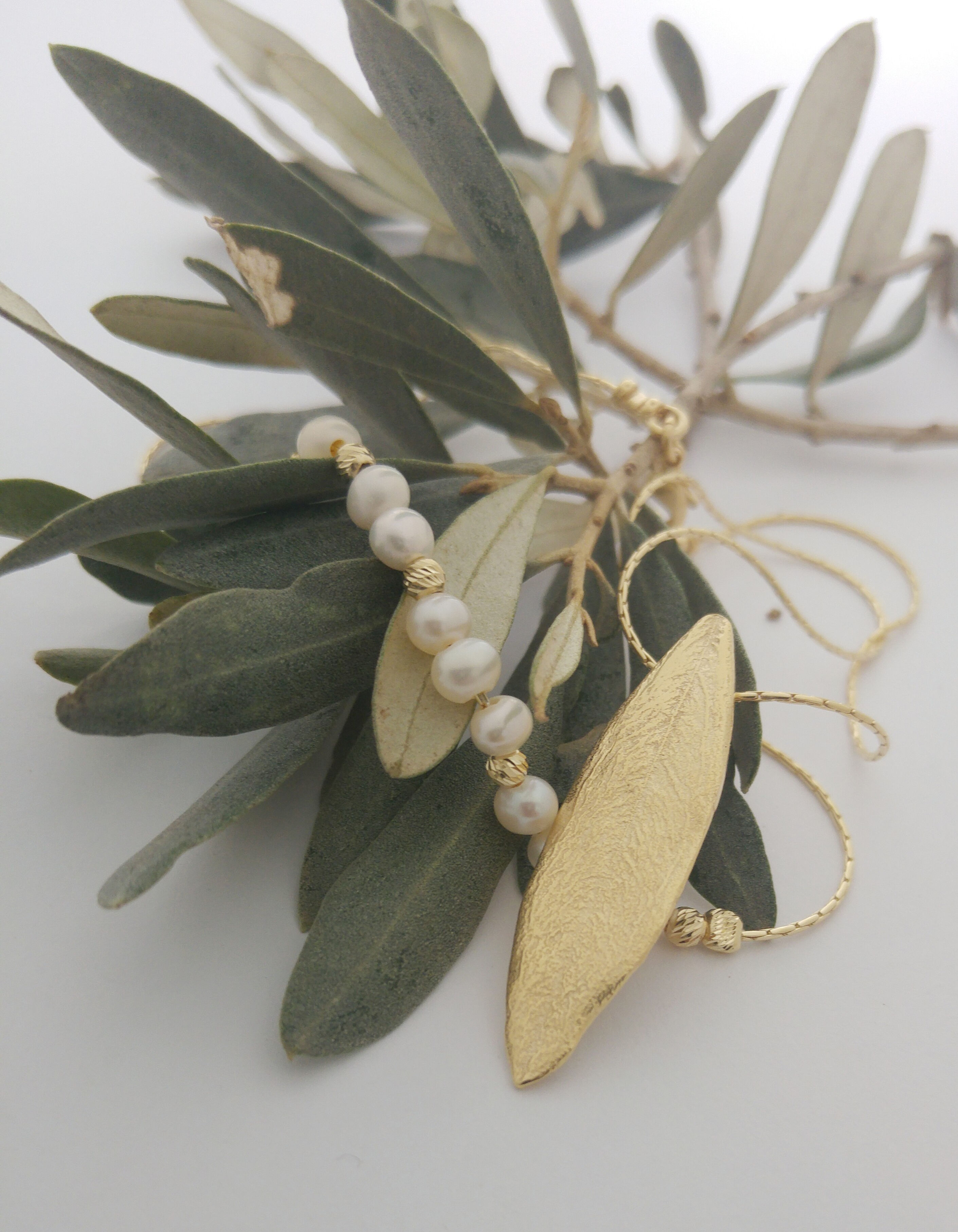 שרשרת עלה זית בזהב וחרוזי פנינה