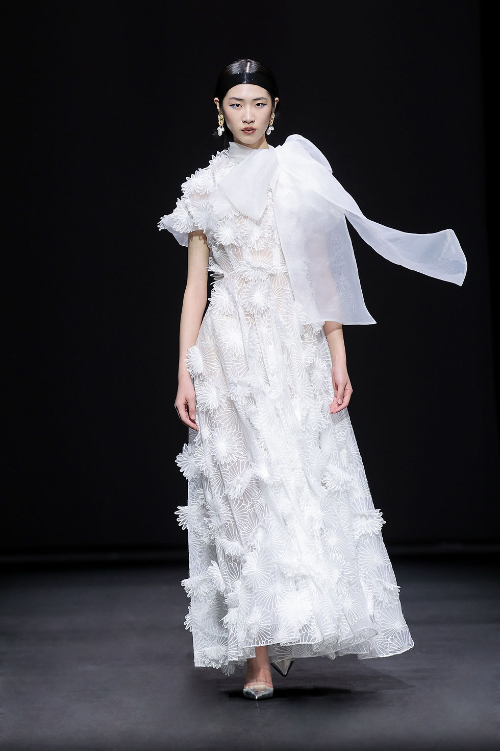 Embroidered flower slim dress (including ribbons)