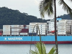 barco con carga de exportación