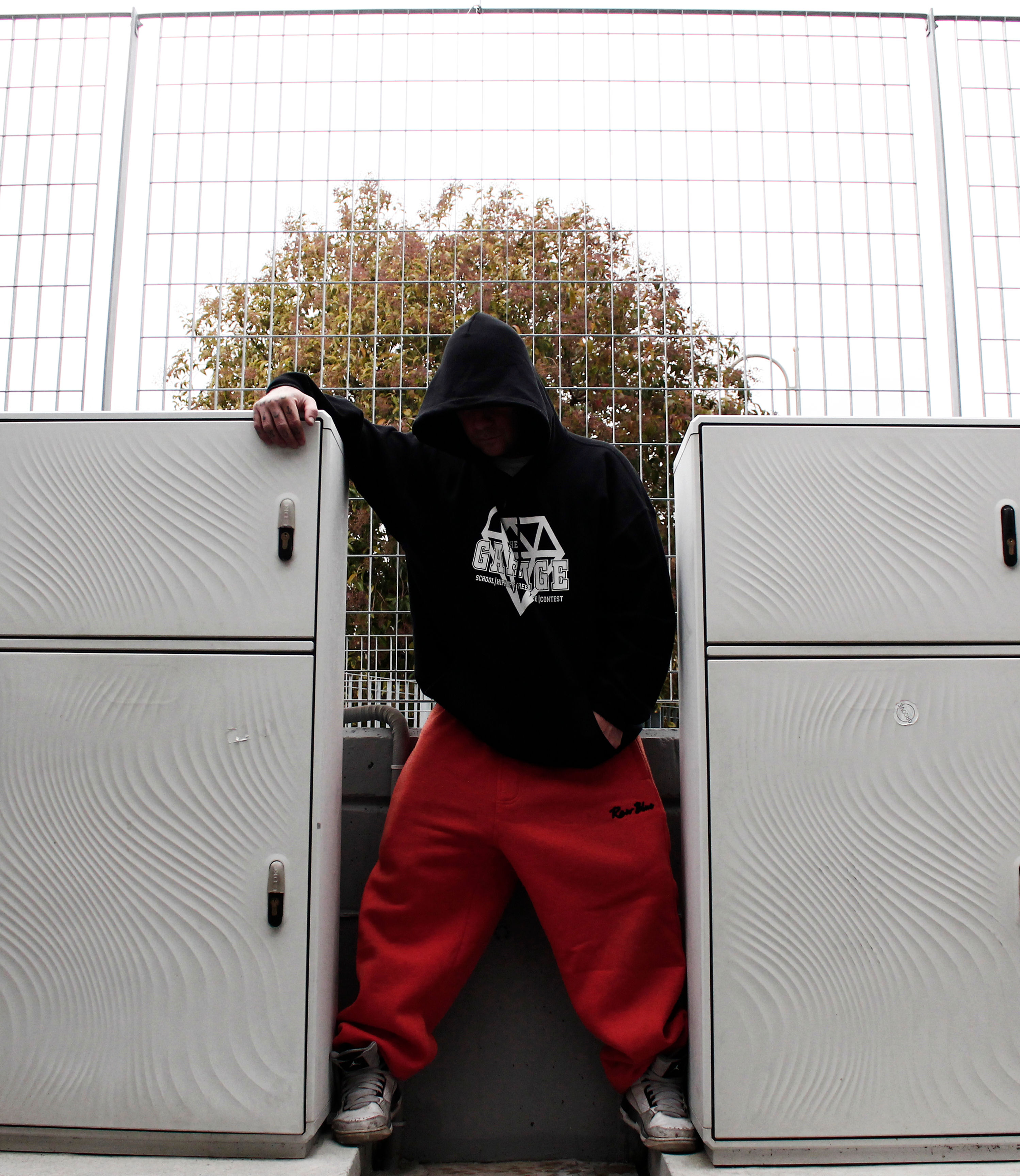 Felpa con cappuccio nera logo classic bianco