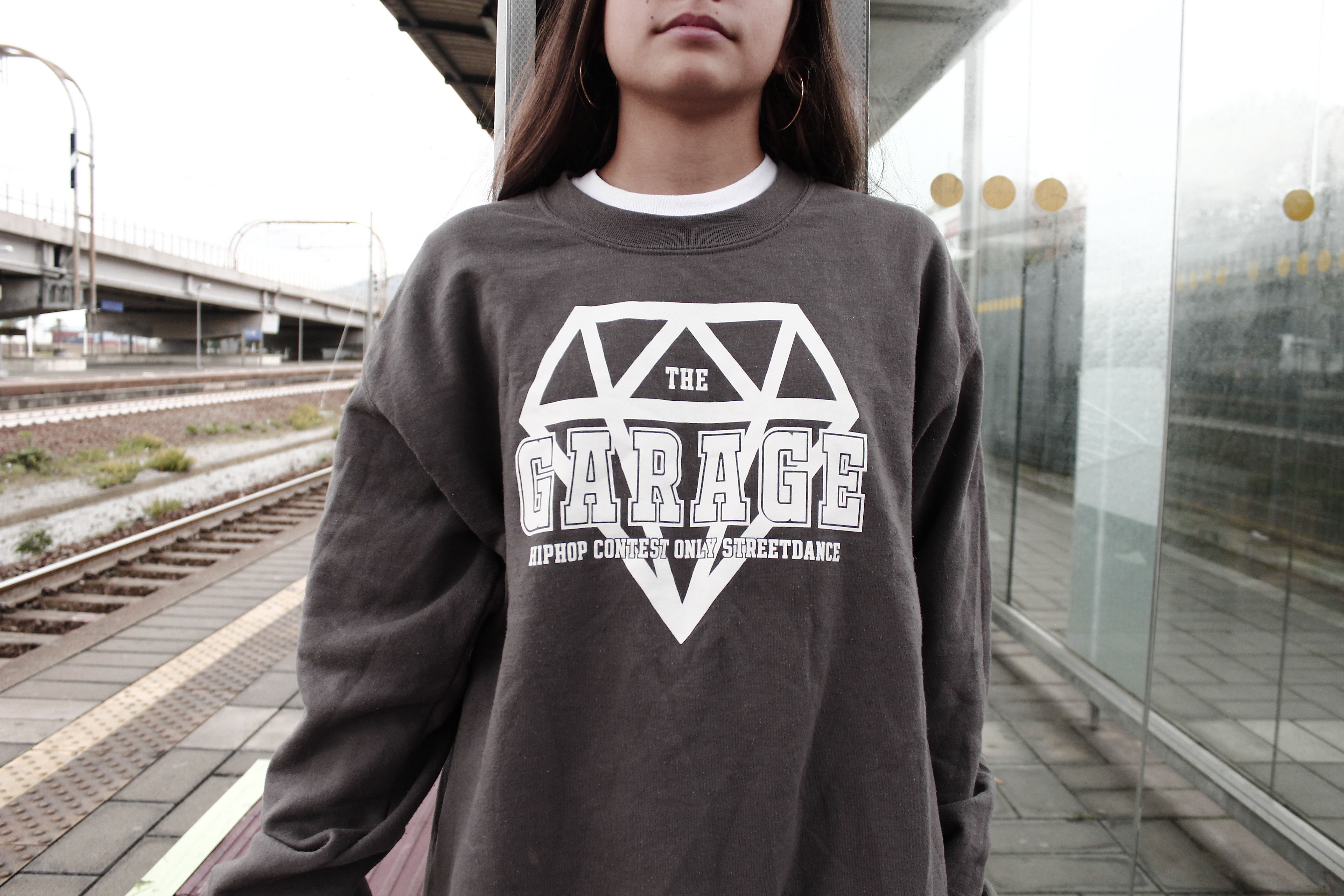 Felpa girocollo grigio scuro logo classic bianco