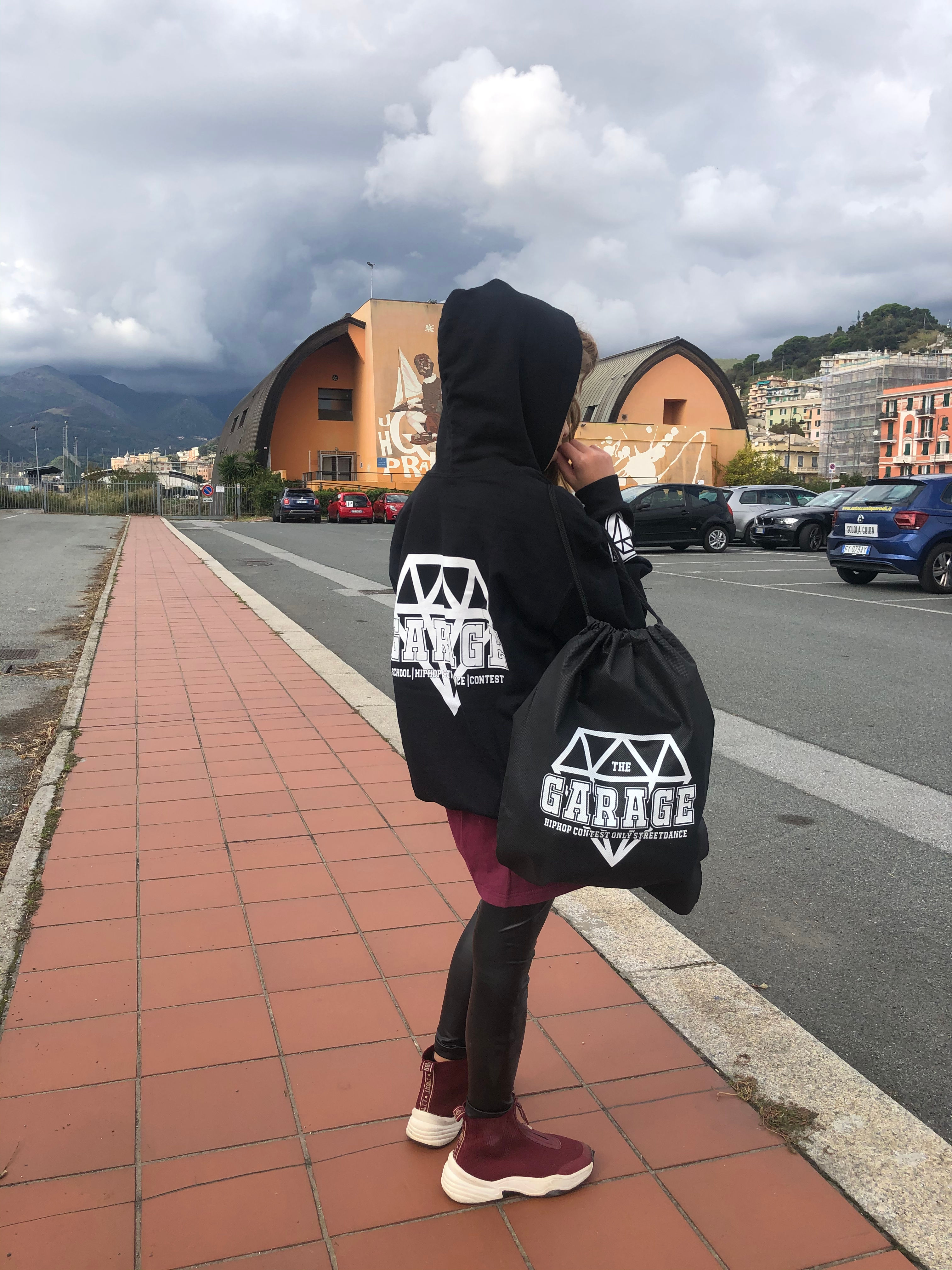 Felpa con cappuccio nera logo classic bianco