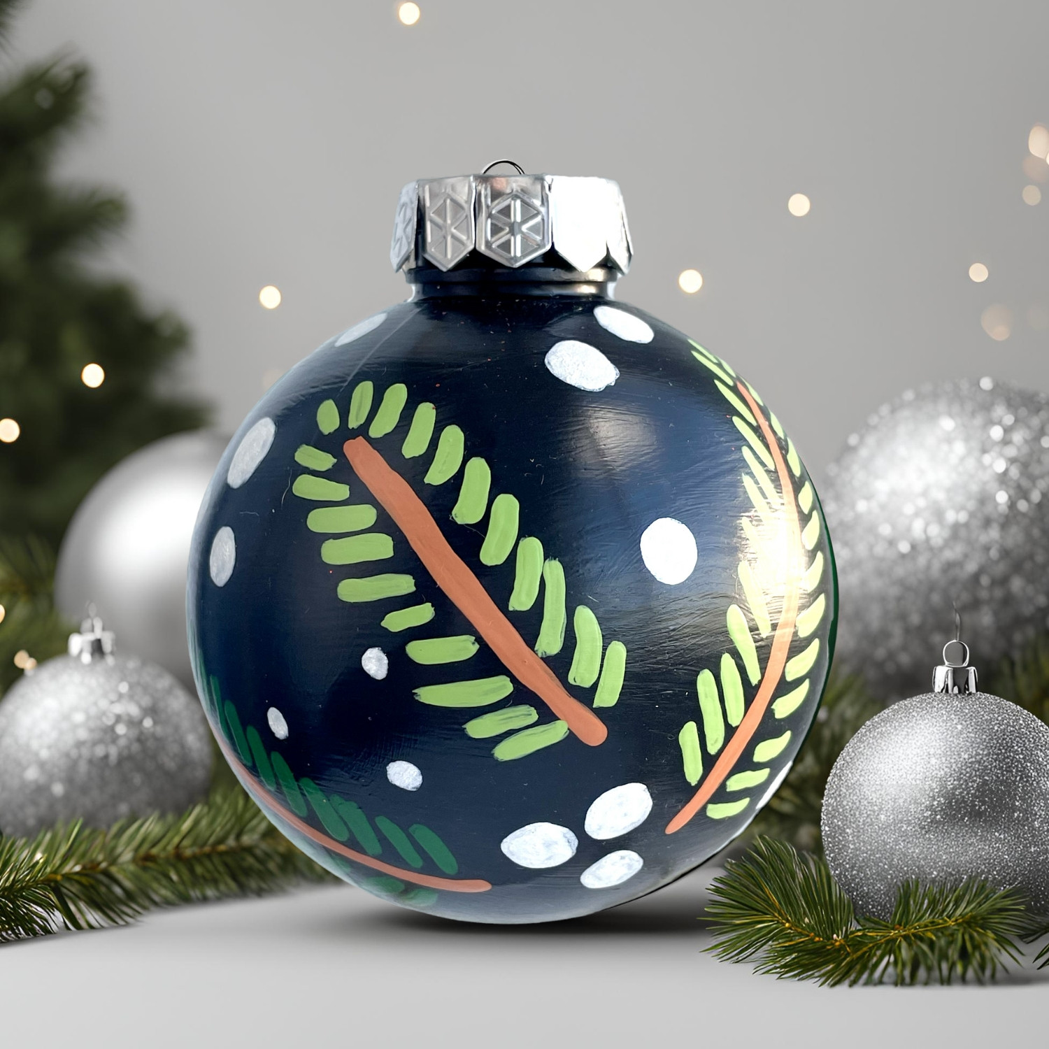 Boule de Noël | Branchage sur fond noir