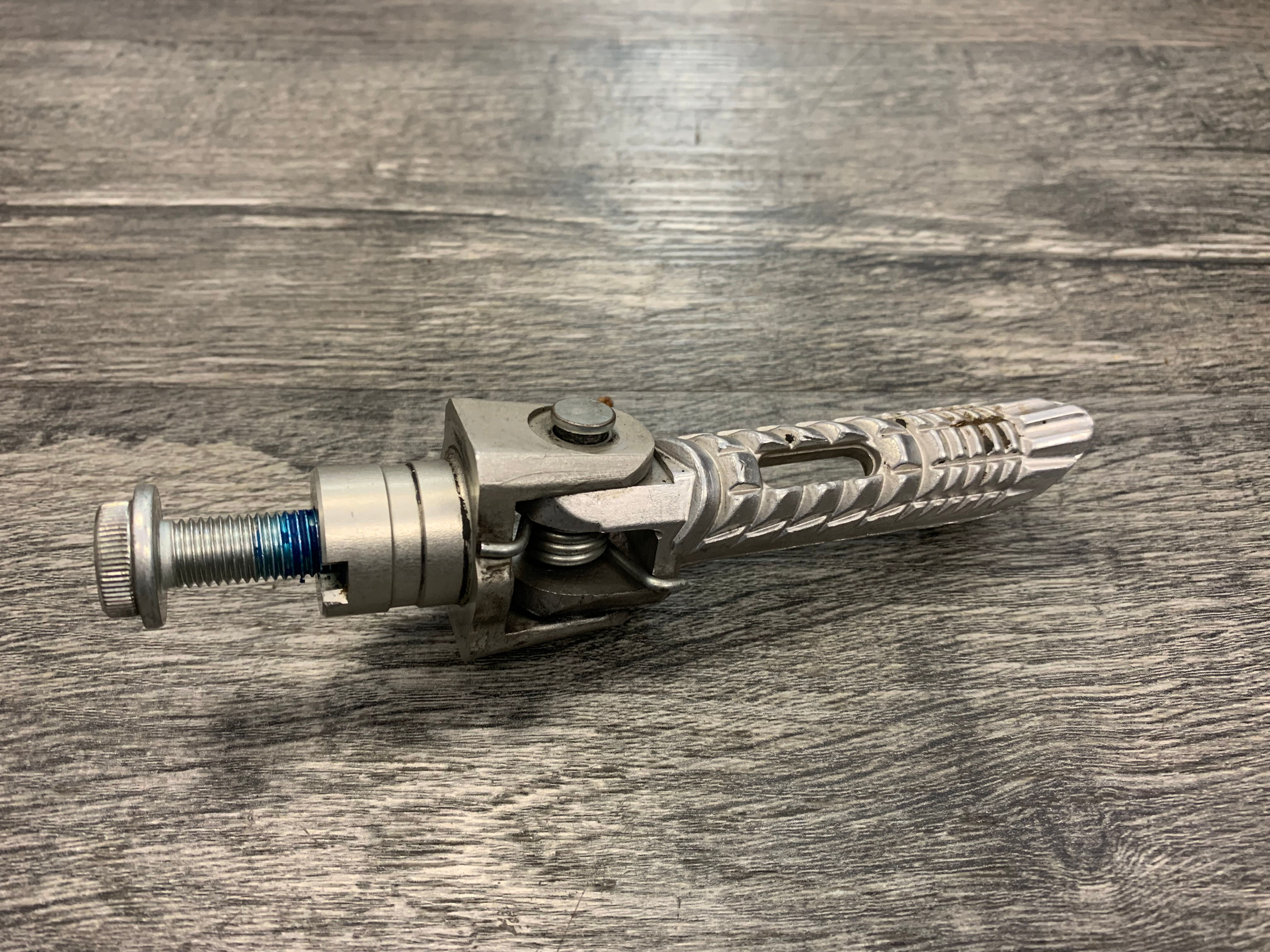 Suzuki GSXR600 GSXR750 GSXR1000 OEM Front Right Footrest Footpeg Peg Step