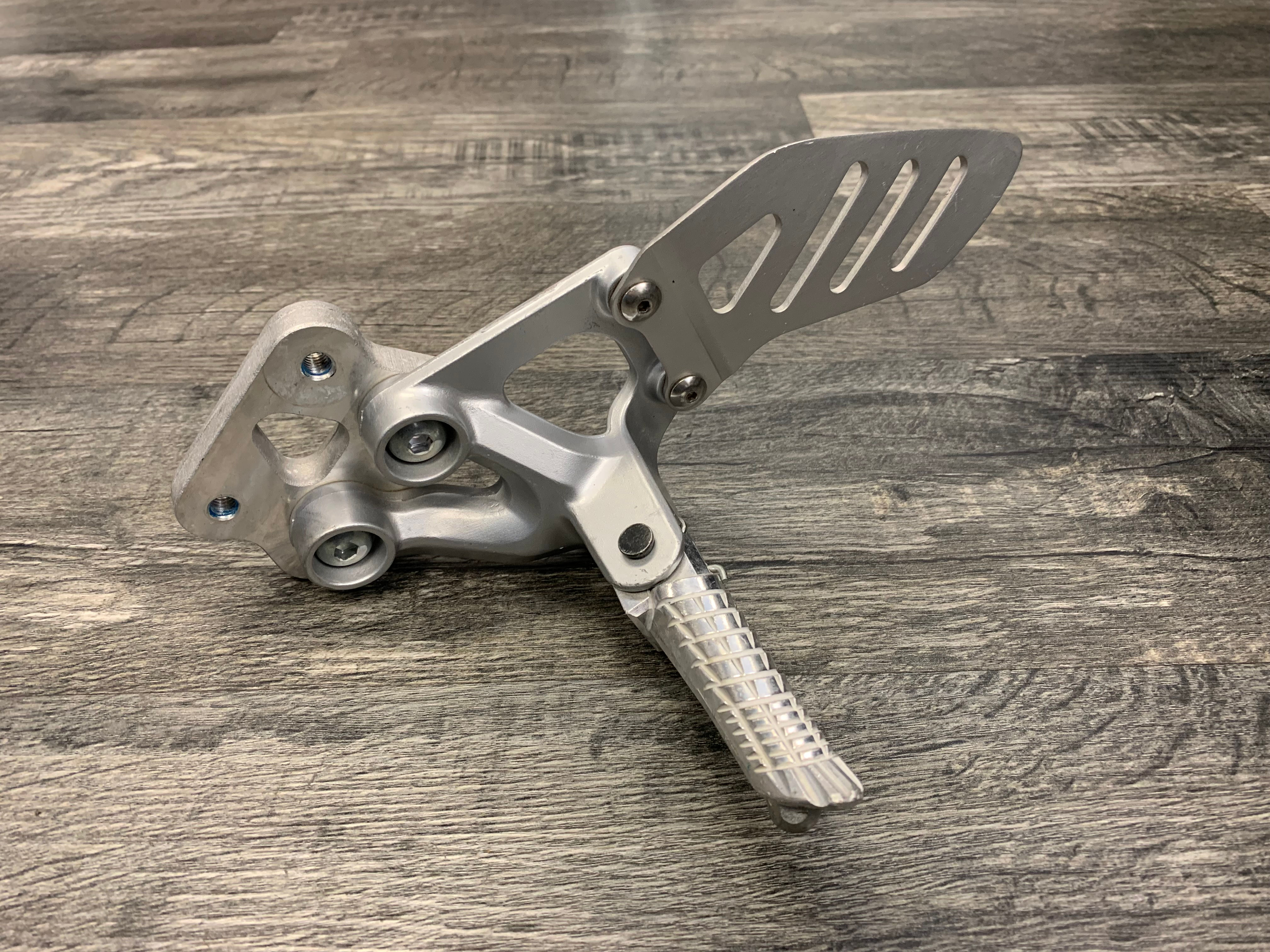 Suzuki 2006 2007 GSXR750 GSXR600 Front Left Footrest Footpeg Bracket Rear Set