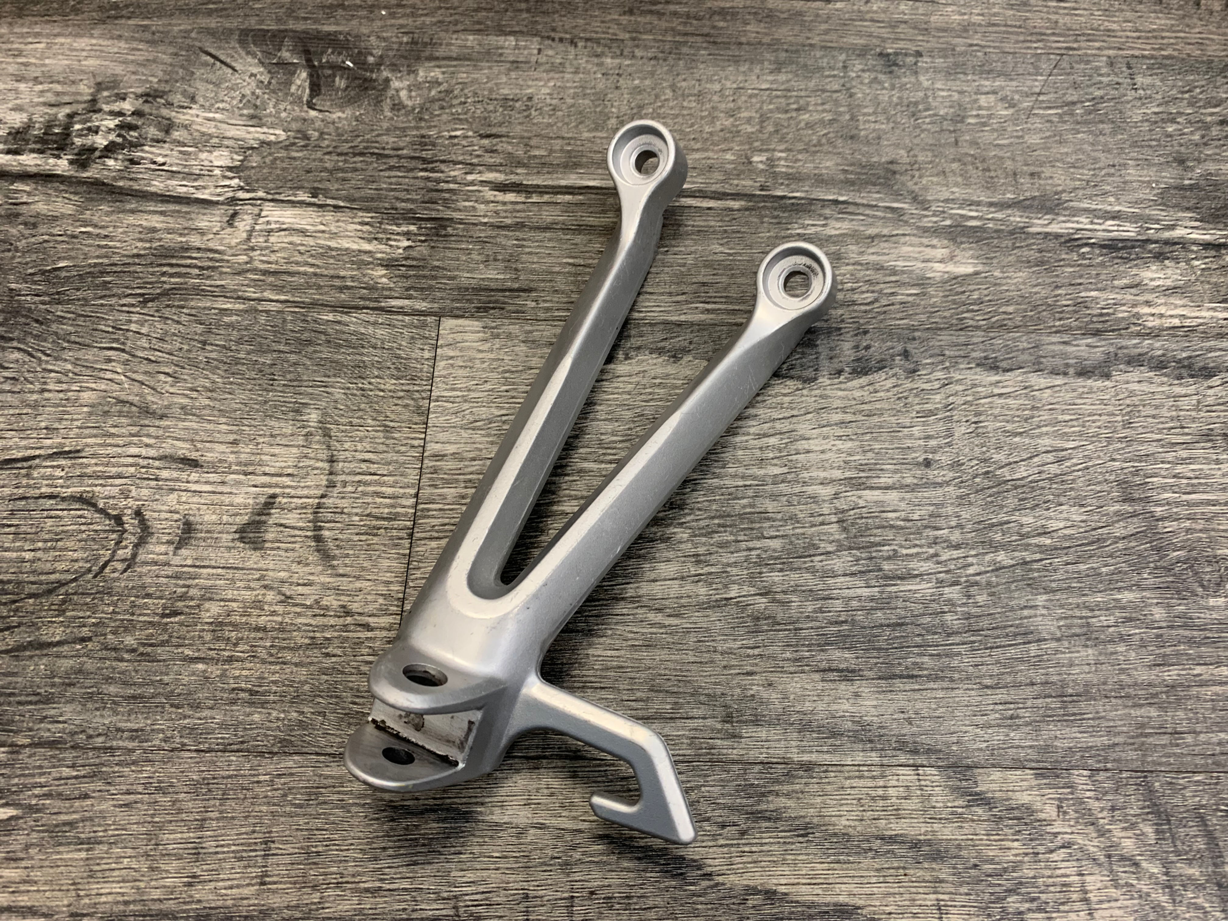 Suzuki 2005 2006 GSXR1000 OEM Rear Left Passenger Footrest Footpeg Bracket