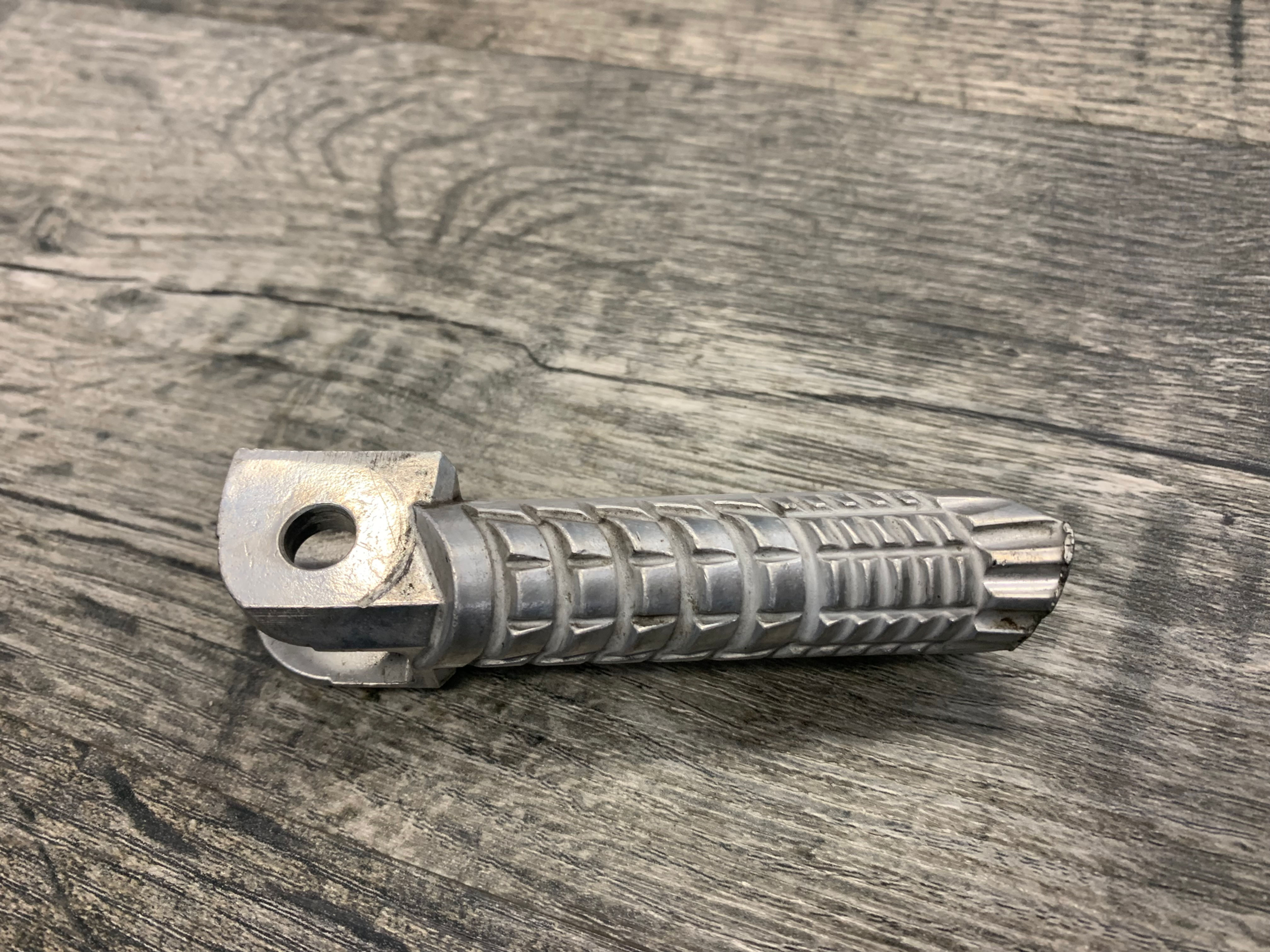 Suzuki GSXR600 GSXR750 GSXR1000 OEM Front Right Footrest Footpeg Peg Step