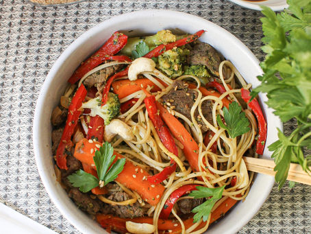 Nouilles chinoises sautées aux légumes et boeuf