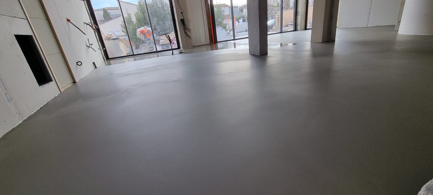Rénovation intérieure terminée : grand espace ouvert