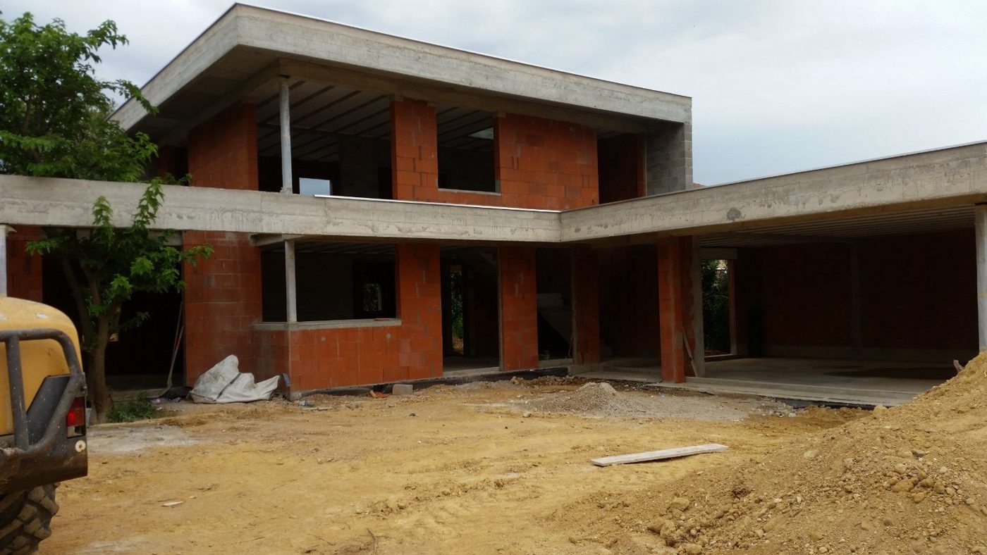 Gros œuvre : villa de plain-pied avec poteaux béton