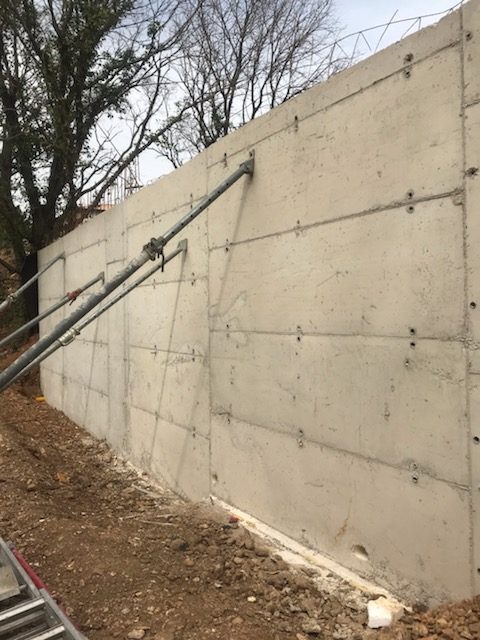 Grand mur en béton banché