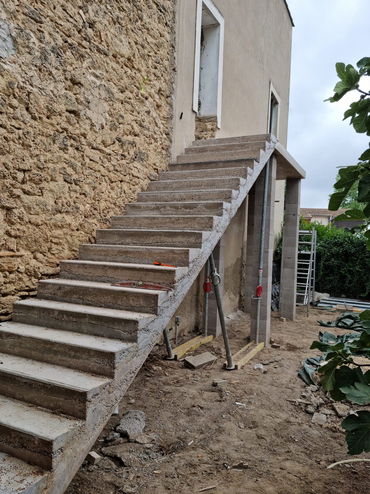 Escalier extérieur en béton coulé sur place