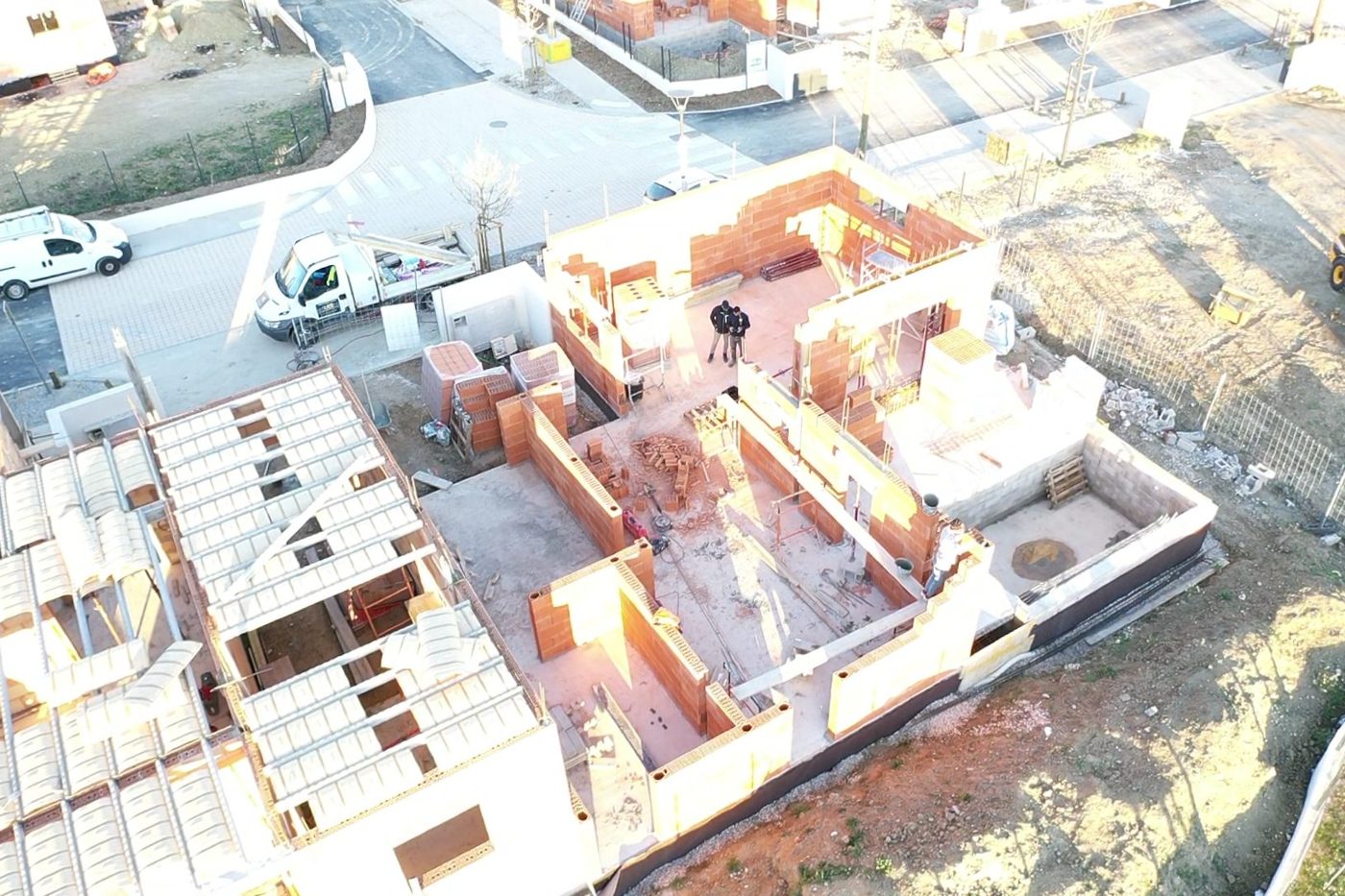 Chantier de maisons en briques, vue d'ensemble