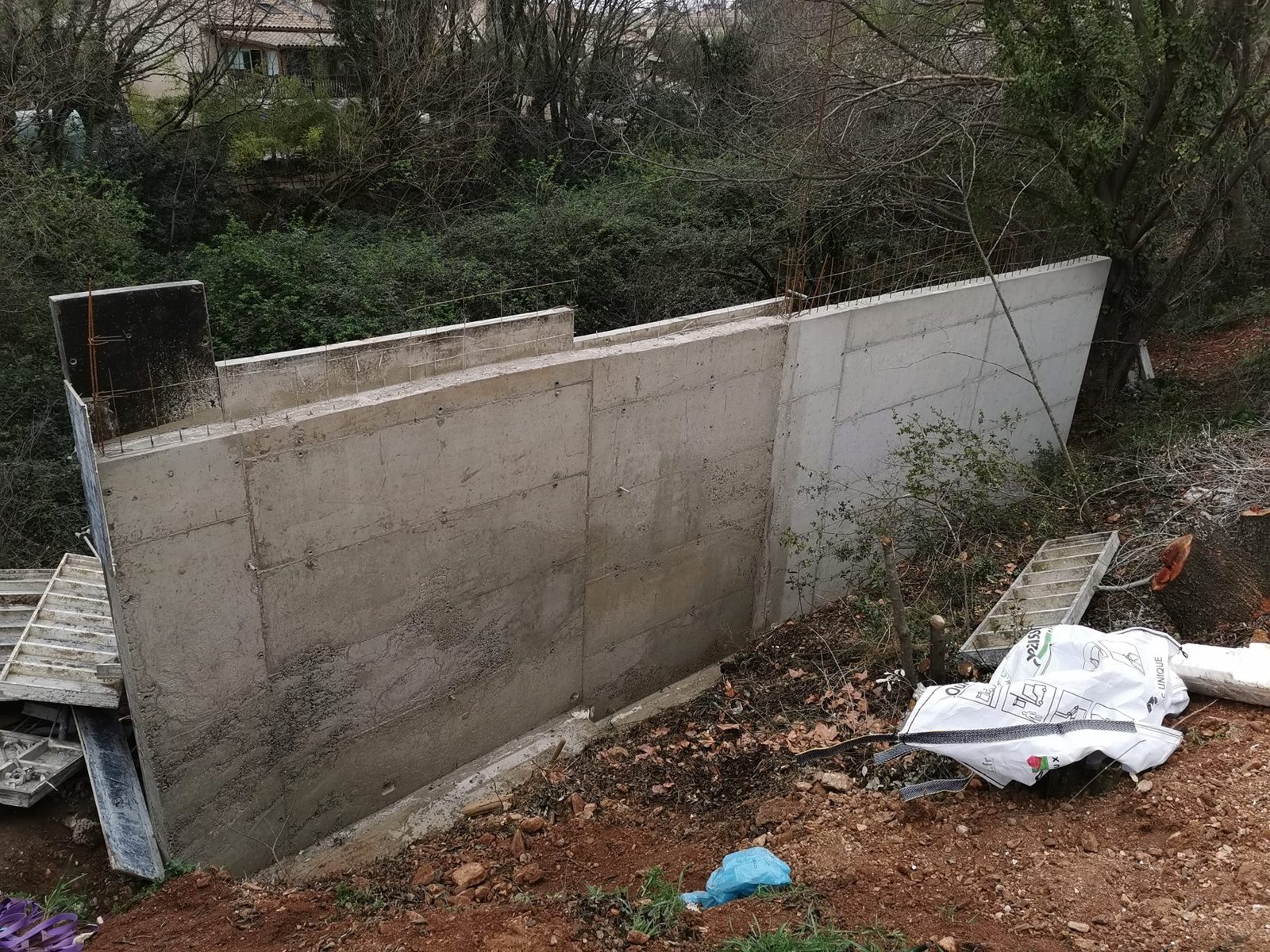 Mur de soutènement sur terrain en pente