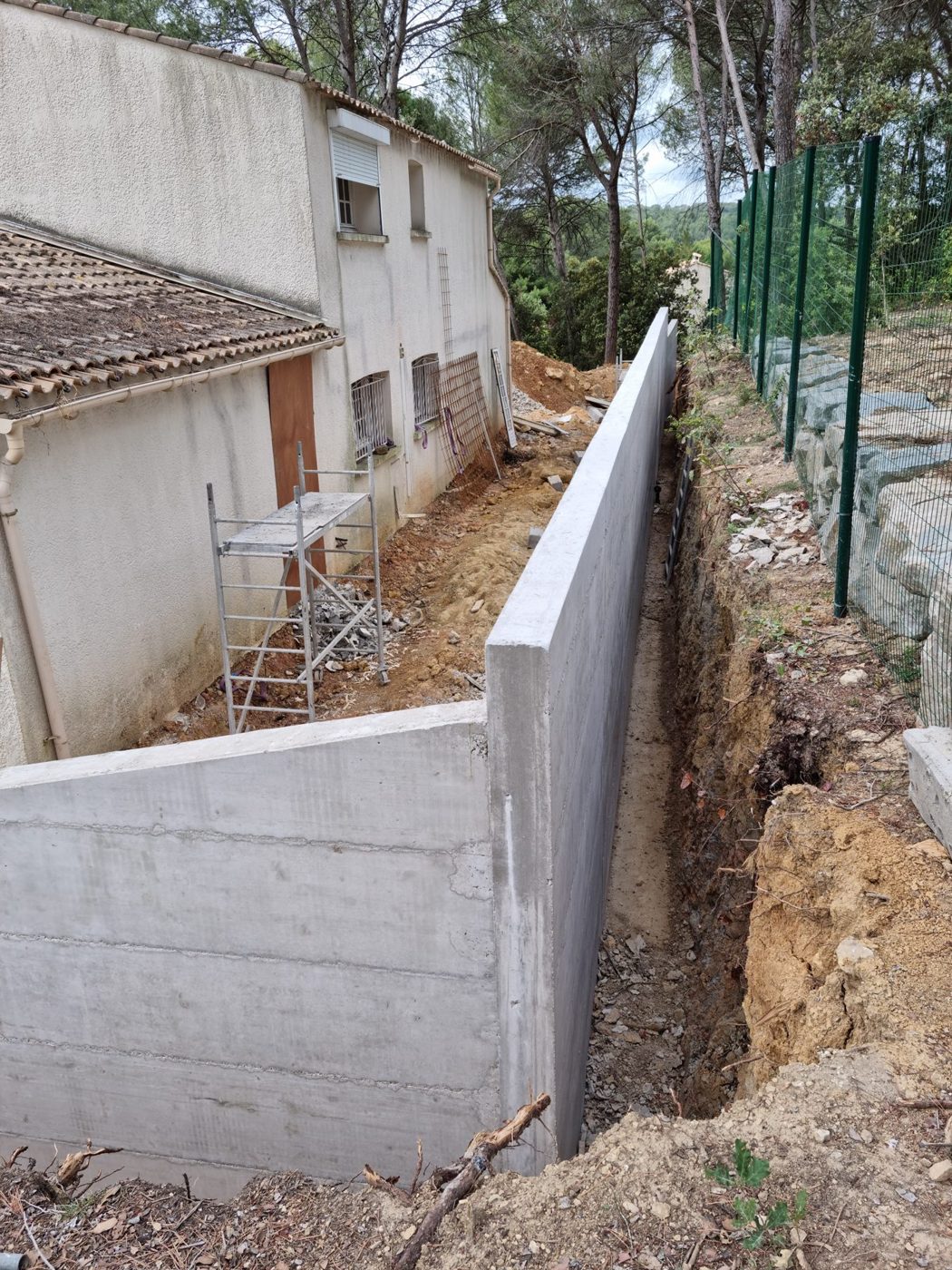Mur de soutènement en béton banché terminé